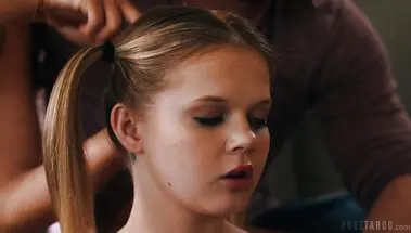 Странная семейка хочет удочерить няню Коко Лавлок ради инцеста втроем