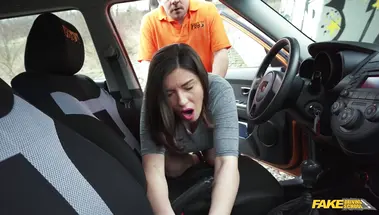 Пышечка Алея Сан трахается с инструктором за водительское удостоверение