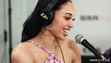 Болтливый Кейран Ли замутил анальную групповуху записывая подкаст Brazzers