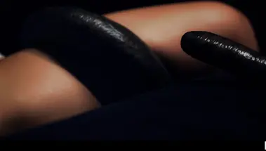 Недетские развлечения Эммы Багг с противным монстром в парке развлечений