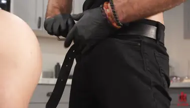 Грабитель поиздевался и грубо трахнул зрелую домохозяйку Сару Джесси