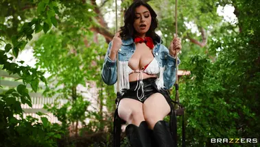 Меткий стрелок прострелил хуем девственное очко ковбойши Хлои Сюрреаль