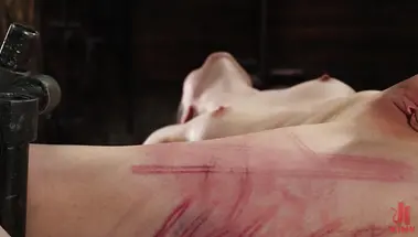 Ай, больно в ноге, бля! Садюга издевается над бедняжкой Брук Джонсон