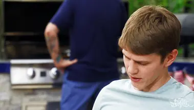 Транс блондинка Иззи Уайлд дегустирует вкусную колбаску шурина Сейджа Ру