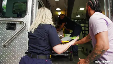 Красотки на скорой оказывают экстренную помощь члену Джеймса Энджела