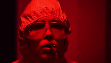 Опасный эксперимент с внеземными червями завершился лесби тройничком