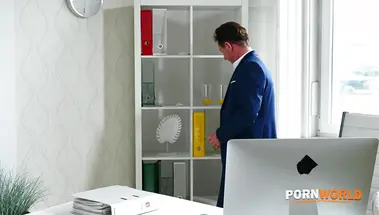 Лучшие сотрудники фирмы отработали обе дырочки начальницы мисс Джексон