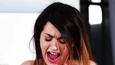 Доставщик еды окунул свою сосиску в шоколадный соус Валентины Лапьедра