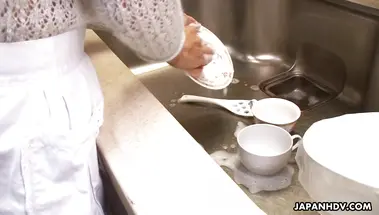 Похотливый деверь протянул руку помощи мастурбирующей японке Нами Хонда