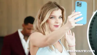 Модельный агент вместе с фотографом ебут в два ствола блонду Ренату Фокс