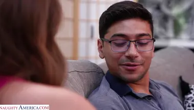 Стриптизерша Кэти Куш тренируется на члене мужчины своей лучшей подруги