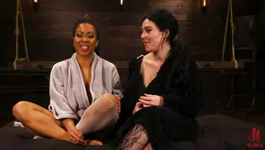 Госпожа Кира Нуар использует для анала фейс страпон рабыни Меган Мейден