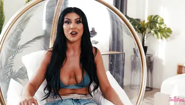 Винтажная красавица Куини Сатин мастурбирует на стиралке в прачечной