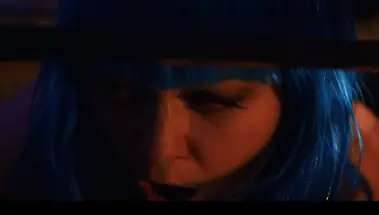 Ужасная ночь в мотеле: тентакли монстра трахают Джуэлз Блу под кроватью