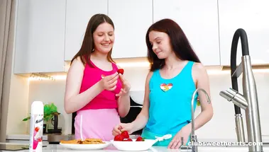 Лесбийская клубничка со сливками лучших подруг Марго фон Тиз и Пур Китти