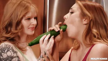 «Игра с едой» и влажными пилотками двух лесбиянок Киры Фокс и Алии Мэй