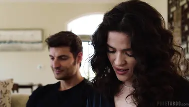 Одинокая фрилансерша Виктория Вокс дала IT-специалисту за ремонт ноута