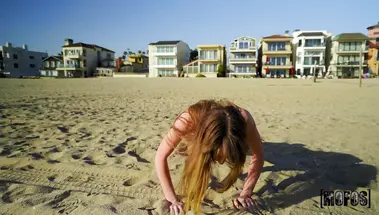 Чарльз Дера свозил попутчицу Лейлу Коув в турне на своем большом елдаке