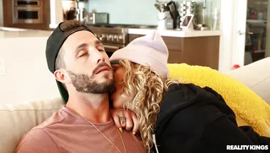 Задрот Лукас Фрост включился в секс игру с соседкой Сьюзи Стеллар