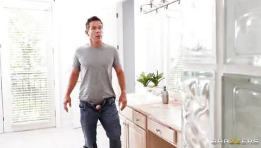 Хлоя Амур запала на утренний стояк случайного соседа по дому Мика Блю