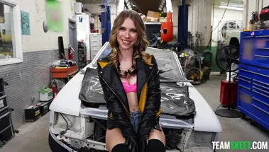 Первый клиент СТО получил секс бонус от грязного автомеханика Ани Олсен