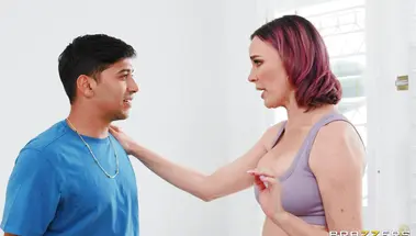 Глупая замужняя милфа Дана ДеАрмонд трахнула молодого мужа экономки