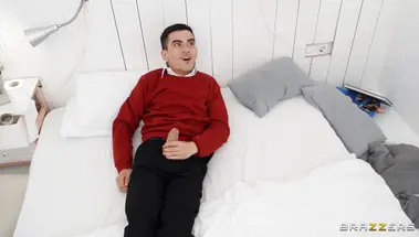 Мачеха с огромными сиськами Сибил Сталлоне помогла кончить пасынку-дрочуну