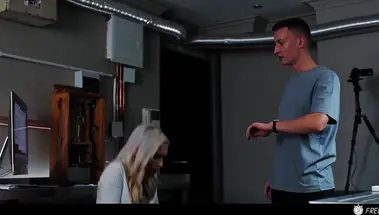 Подопытный кролик освободился и трахнул замершую ученую Барби Брилл