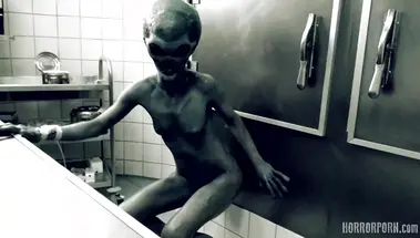 Озабоченный ученый присунул инопланетной красотке под хлороформом