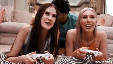 Геймерша Кей Лавли использует член милого соседа за спиной своей девушки