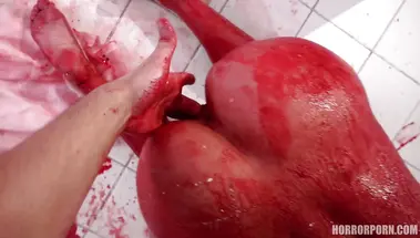Кровавая фея Алексис Кристал трахается с мужиком в залитой кровью ванной