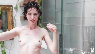 Контрастный душ с сексуальной эромоделью журнала Playboy Лорен Боннер