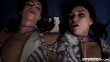 Постоянный клиент борделя фриков трахнул в две киски сиамских близнецов