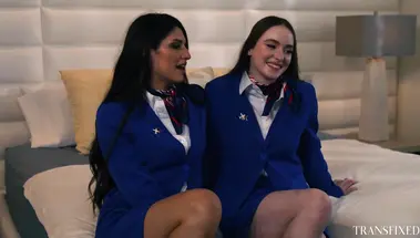 Стюардесса транс Зария Аура развлекается с Хейзел Мур после перелета