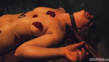 Кровожадный мясник в маске грубо ебет в подвале похищенных девушек