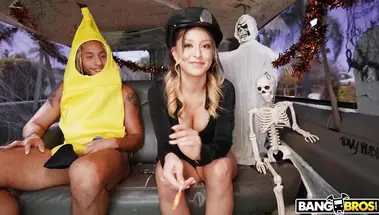 Черный пикапер на Хэллоуин угостил своим чупа-чупсом крошку Мэдс Флорес