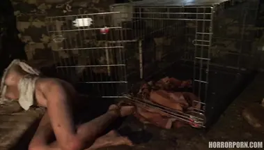 Деревенский маньяк держит в клетке и регулярно ебет бедняжку Челси Сан