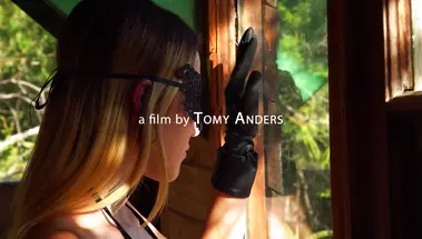 Фетишистка с волосатой писькой Стефани мастурбирует в кожаных перчатках