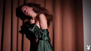 Изумительная Ребекка Перри раздевается догола готовясь ко сну в спальне