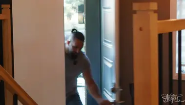 Любовник дрочит в шкафу пока бойфренд трахает в очко транса Иззи Уайлд