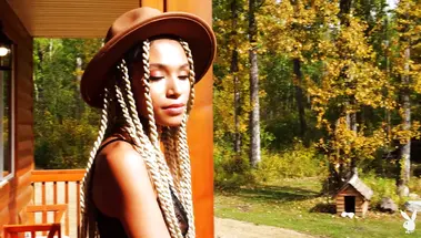 Стройная негритянка Алидеити красиво позирует голой в загородном домике