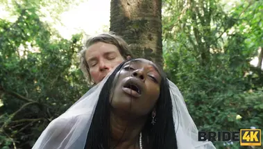 Сбежавшая невеста Зааваади трахается в лесу с одним из гостей на свадьбе