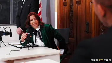 Скандальный политик Алексис Фокс провела пресс-конференцию с двумя членами