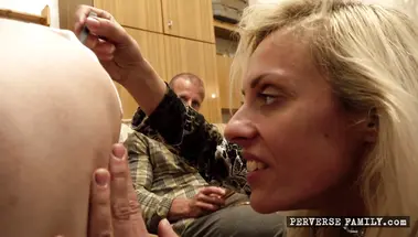 Извращенная семья (эпизод 11) - Мать и сын выебали в жопу любительницу тату
