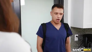 Скромный массажист Джонни Лав познает радости своей работы с Кэт Мари