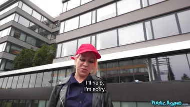 Симпатичная белокурая бариста подрабатывает на члене чешского пикапера