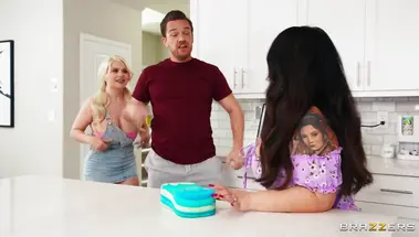 Азартная парочка любовников делает ставки на секс с милфой Токио Ли