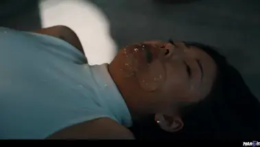 Безумный извращенец Натан Бронсон приготовил девушкам суши с паразитами