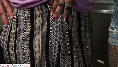 Шалунья Индика Флауэр проверяет размеры члена бойфренда ее лучшей подруги