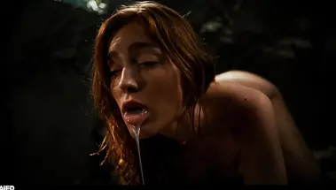 Древнее живое растение запускает ветви в киску рыжей крошки Джии Лисса